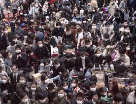 Crowds form at Beijing's airport over SARS fears